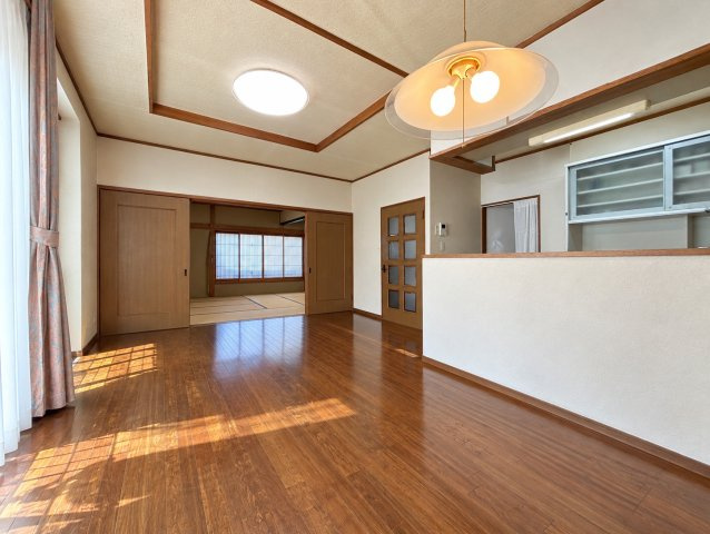 約14.5帖のLDKから1階の和室へとつながる間取り。建具を開けることで隣接する和室との一体感が生まれ、空間を広く感じられます。来客時やご家族の生活スタイルに合わせて使い分けしやすい配置です。
