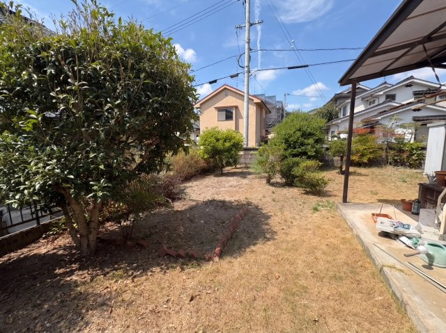 植木や庭木が点在し、戸建住宅ならではの緑を身近に感じられる空間です。現在の庭を活かしてガーデニングを楽しむほか、屋外でくつろぐスペースなど、ご家族のライフスタイルに合わせた活用が可能となっております。