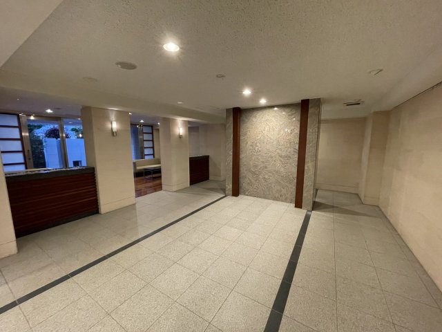 奥には木を基調としたラウンジ有り◎ウェイティングスペースとしても◎