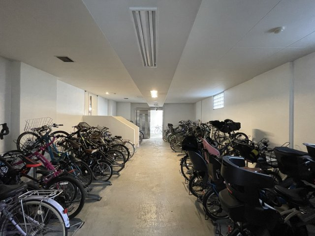 屋内駐輪場◎雨天時も安心です◎