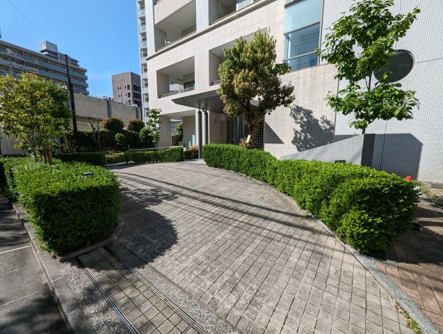 目黒川の桜並木から連なるように、植栽を配した前庭◎
