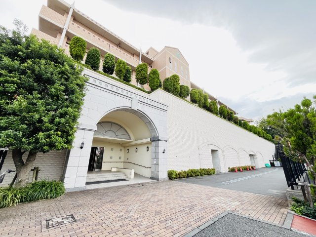 【アプローチ】ヨーロピアンテイストの重厚なエントランス。堂々とした佇まいが帰るたびに安心感を演出します。