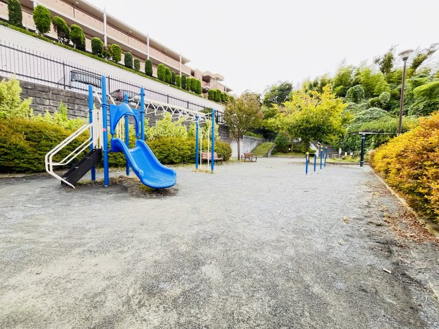 【提供公園】敷地内に整備された提供公園は、季節の緑を感じながらお子様がのびのびと遊べる憩いの場です。