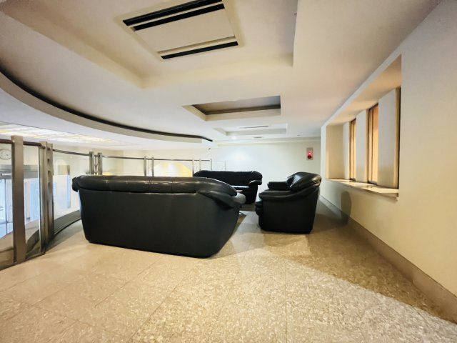 【ラウンジ】ゆったりとしたソファが並ぶラウンジスペース。お出かけ前や来客時にもくつろげる落ち着いた空間です。