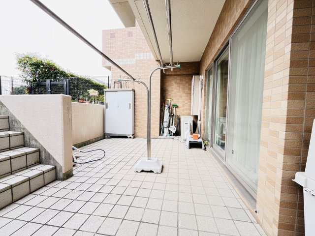 【テラス】広々テラスはお子様の遊び場や家庭菜園にもぴったり。休日のひとときを家族でのんびり過ごせます。