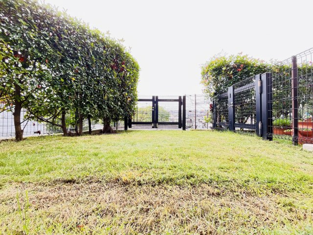 【専用庭】緑が心地よい専用庭はお子様やペットの遊び場にぴったり。休日のひとときを家族でゆったり過ごせます。