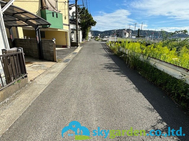 前面道路含む現地写真です