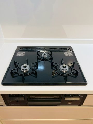 同時進行で調理ができる三口コンロ。