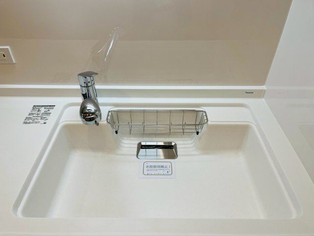 水切りカゴのついたキッチンシンクです。