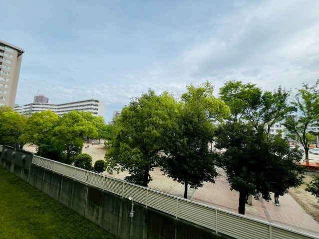 バルコニーからは公園が一望できます。