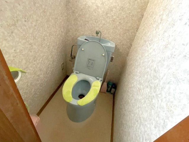コンパクトな造りのトイレで、落ち着いた雰囲気の空間です。現状はシンプルな仕様ですが、リフォームによって温水洗浄便座や手洗いカウンター、収納棚を設置することで、さらに快適性と利便性が向上します。