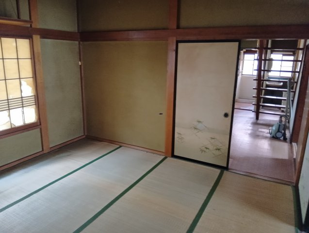 室内の様子です。建物付きの土地になります。現在ある建物をリフォームしてのご利用も可能です。