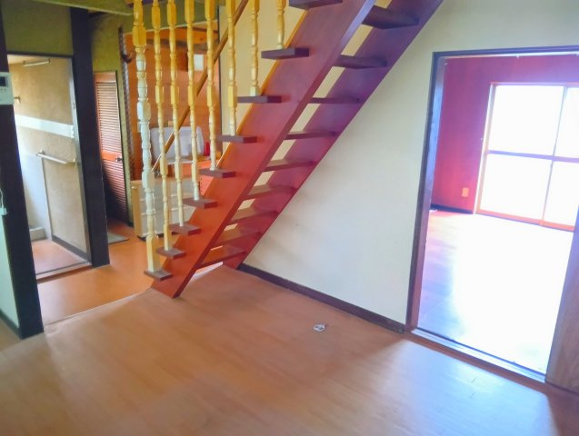 室内の様子です。建物付きの土地になります。現在ある建物をリフォームしてのご利用も可能です。