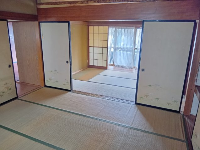室内の様子です。建物付きの土地になります。現在ある建物をリフォームしてのご利用も可能です。