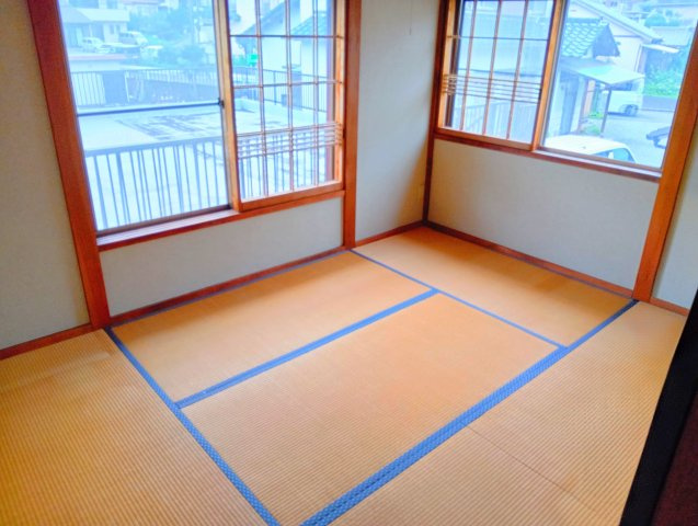 室内の様子です。建物付きの土地になります。現在ある建物をリフォームしてのご利用も可能です。