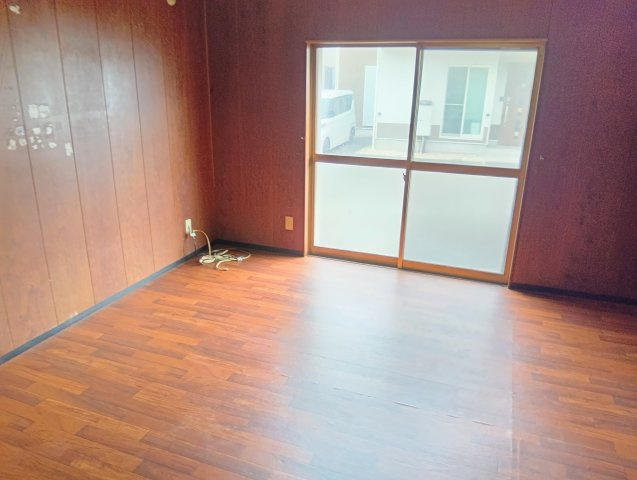 室内の様子です。建物付きの土地になります。現在ある建物をリフォームしてのご利用も可能です。