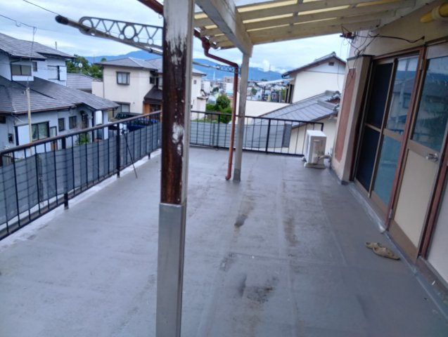 室内の様子です。建物付きの土地になります。現在ある建物をリフォームしてのご利用も可能です。