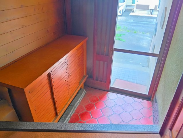 室内の様子です。建物付きの土地になります。現在ある建物をリフォームしてのご利用も可能です。