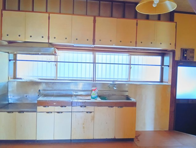 室内の様子です。建物付きの土地になります。現在ある建物をリフォームしてのご利用も可能です。