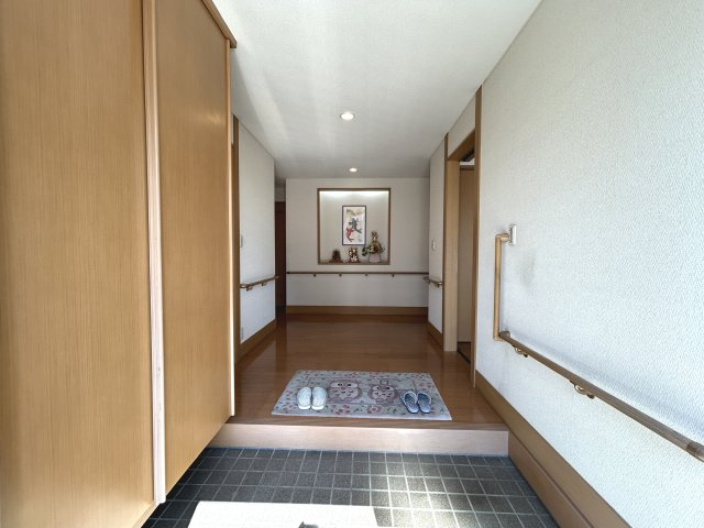 靴の脱ぎ履きをサポートする手すりが付いています。玄関収納は容量が大きくたくさん靴が収納できます