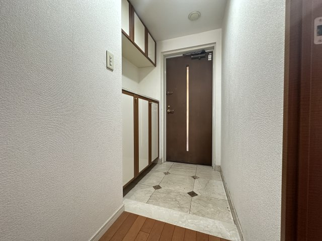 玄関収納もたっぷりとあり、白を基調とした明るい玄関です。