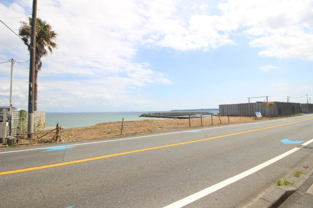 国道134号線沿いの土地です。幅員10ｍ以上で交通量も多い道路です。商売としてもおすすめです。夏の時期には花火大会も鑑賞できます。東京湾は船の往来が多く、時間共に変わる景色は優雅時を演出します。