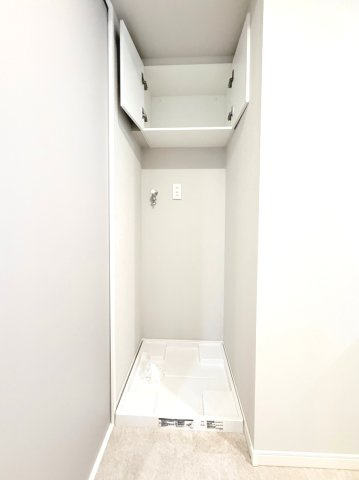 【室内洗濯機置き場】　上部に棚が付いた洗濯機置き場で、日用品や洗剤の収納にも便利です。