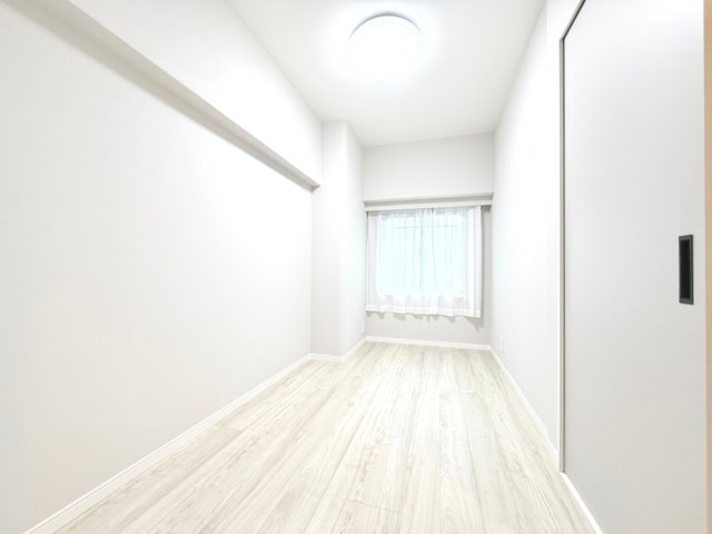 【洋室約4.0帖】　陽当たりの良い洋室で、お子様の学習スペースとしても活用できます。