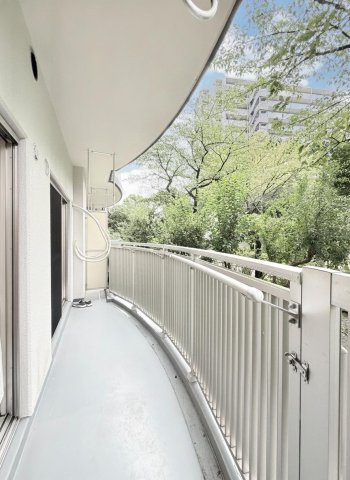【バルコニー】　お天気のいい日はお外で洗濯物を干していただけます。