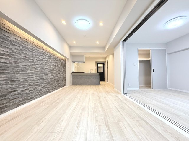 【LDK約14.0帖】　アクセントウォールが空間を引き締め、光あふれる開放的な住まいを演出します。