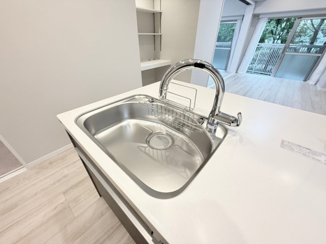 【シンク】　お洒落なグースネック水栓。食器洗いもはかどる広々としたシンクです。