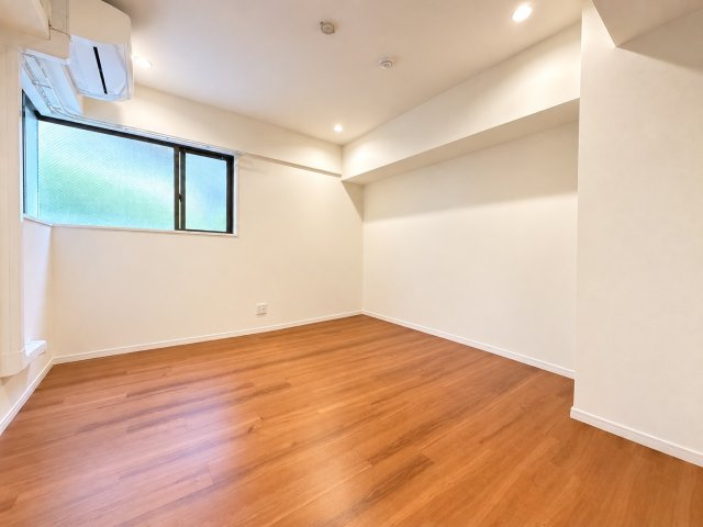 白を基調とした内装と木目調が調和したすっきりとした洋室。窓から自然光を取り込めるほか、天井にはダウンライトが設けられており、室内をやさしく照らします。寝室や書斎など用途に合わせて使いやすいお部屋です。