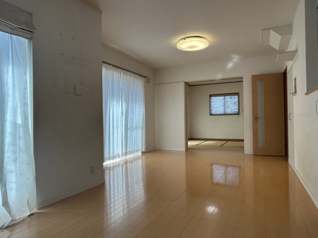 手前がダイニング、奥がリビングです。