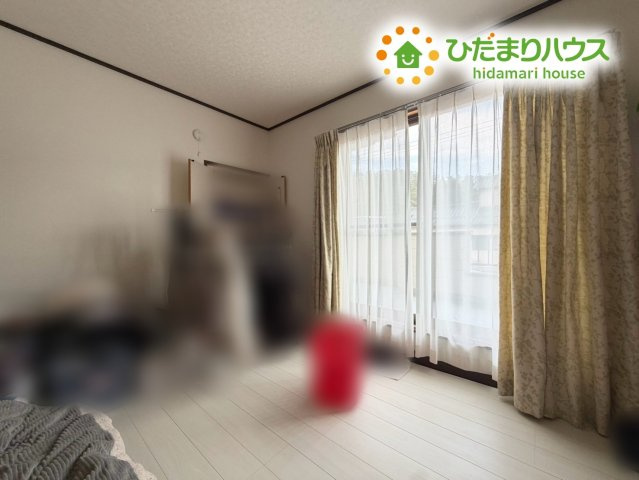 ワイドバルコニーに面している居室なので、自然と光が差し込みます