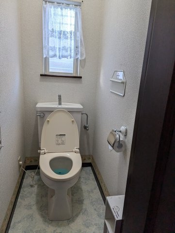 トイレには窓があり明るい室内です。壁紙が白なので空間が広く感じます。シンプルで使い勝手のよいトイレです。
