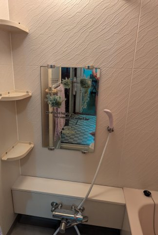 窓があるので明るい室内です。備え付けの台があるのでシャンプーを置いたり出来て便利です。