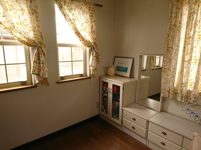二面採光なので日差しがたっぷり入ります。また風通しが良く解放感もあります。寝室や子供部屋におすすめの洋室になっています。