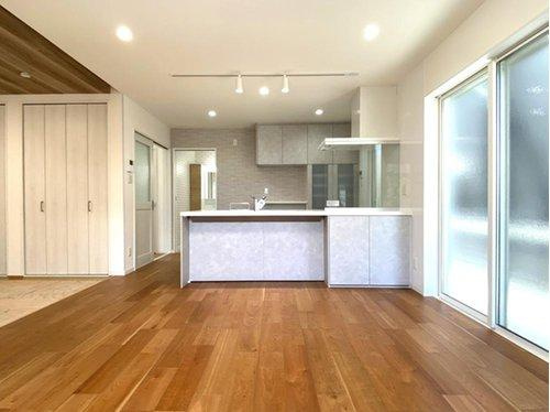 【下伊敷3丁目　モデルハウス分譲の居間】