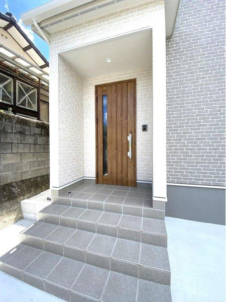 【下伊敷3丁目　モデルハウス分譲の玄関】