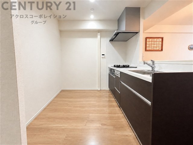 （画像加工で家具等を消す処理を施しています）　落ち着いた色合いでまとめられたスタイリッシュなキッチン。調理スペースや収納もしっかり確保され、毎日のお料理も快適♪対面式でご家族との会話も楽しめます。