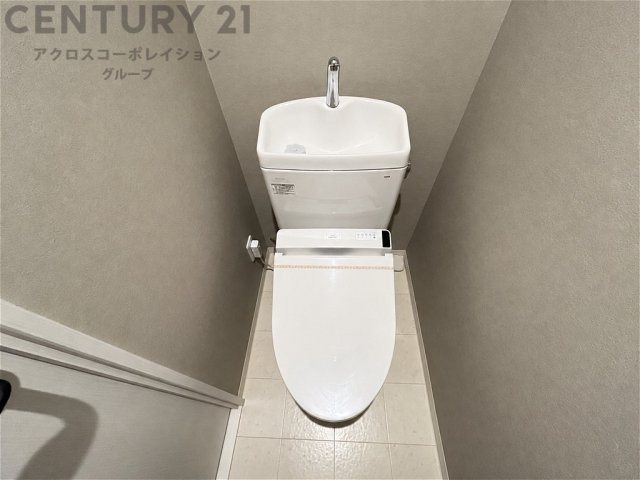 （画像加工で家具等を消す処理を施しています）　清潔感のあるトイレ空間。温水洗浄便座を備え、毎日快適にお使いいただけます。