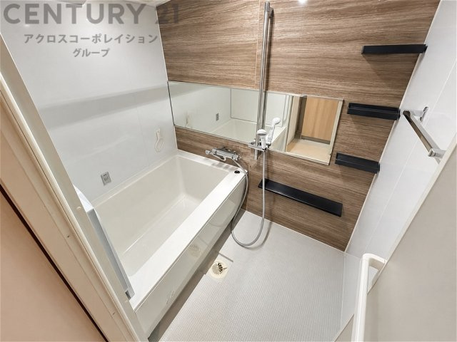 （画像加工で家具等を消す処理を施しています）　木目調のアクセントパネルが上質な雰囲気を演出するバスルーム。ゆったりとした浴槽で、一日の疲れを癒す快適なバスタイムをお楽しみいただけます。