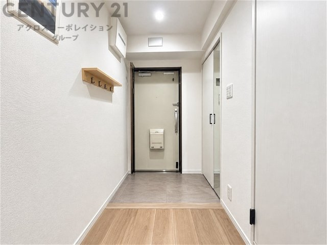 （画像加工で家具等を消す処理を施しています）　明るく清潔感あふれる玄関スペース。姿見付きの収納を備え、お出かけ前の身だしなみチェックにも便利。すっきりとした印象で住まいへと迎えてくれます。