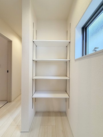 本棚としても使える2階ホールの可動棚です