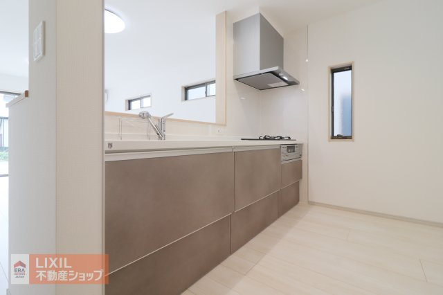【キッチン】現地完成写真。広々としたキッチンスペースはストレスなく料理をすることができます。楽しくお料理をして、美味しく食卓を囲むのが楽しみになりますね。
