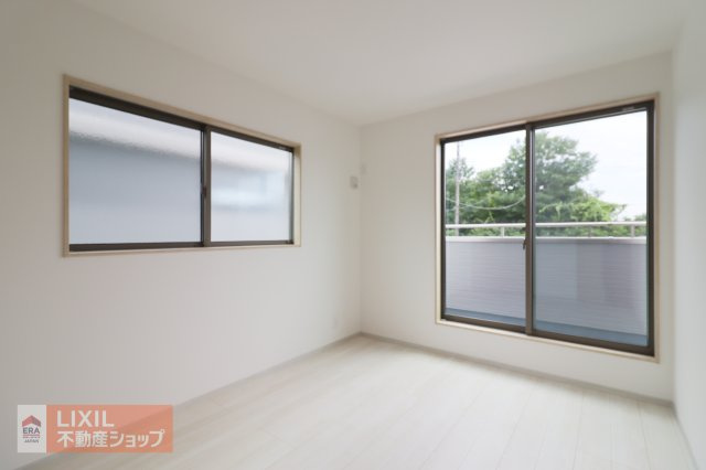 【洋室】現地完成写真。採光がしっかりとれている洋室です。窓からの眺望もよくなり視界が広いので、圧迫感がありません。明るさと風通し、明るい日差しと心地よい風で自分のお部屋でゆっくりくつろいでください。