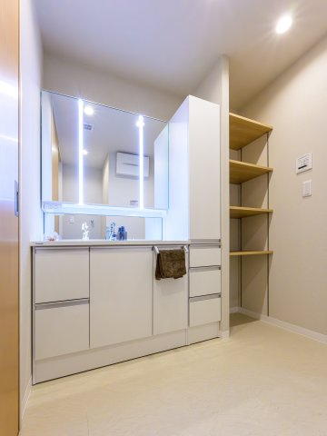 洗面化粧台/施工例◆収納豊富で洗面台を広くご利用いただけます！
