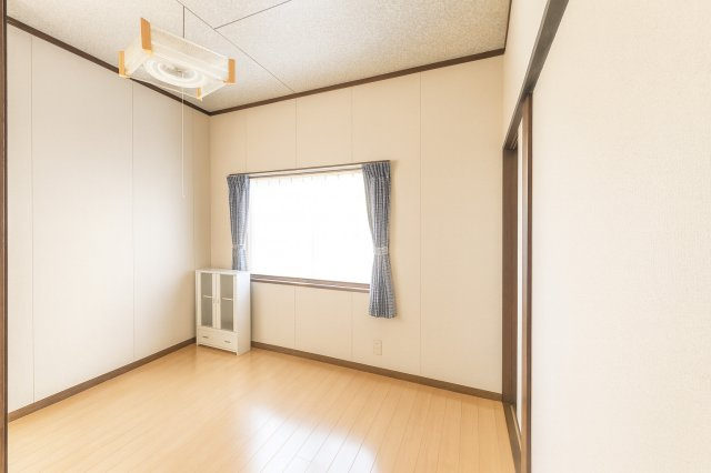 落ち着いた色調の洋室です