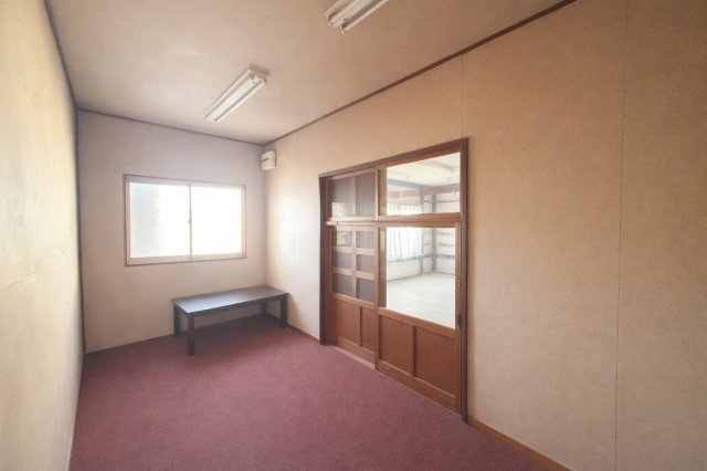 コンパクトながら独立性のある事務所スペース。来客対応や在宅ワーク、趣味部屋としても活用できる使い勝手の良い空間です。隣室との引き戸で空間を緩やかに区切ることができ、用途に応じたレイアウト変更も可能です