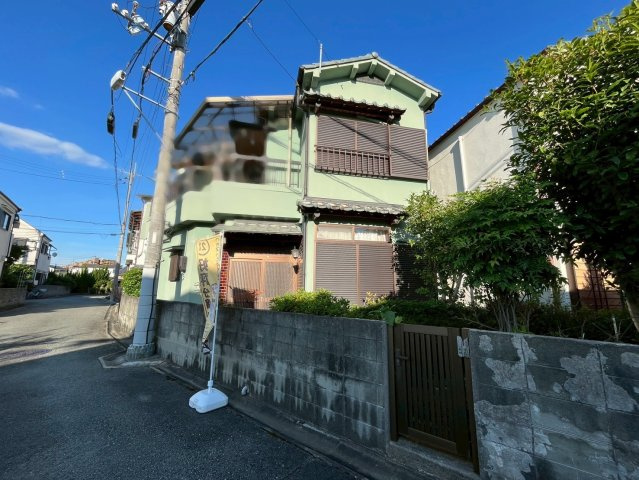徒歩圏内にスーパーやコンビニなどの生活施設が充実しており、毎日の買い物がスムーズです。